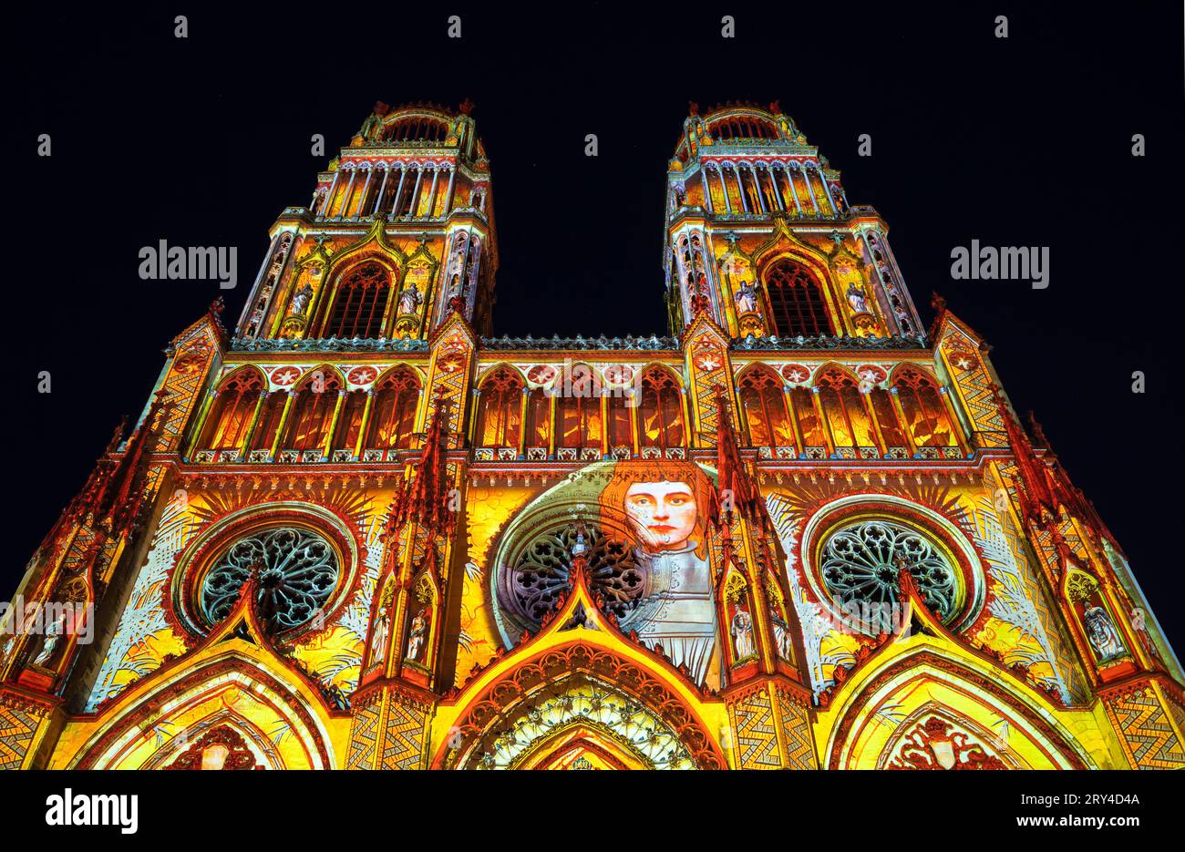 Orleans, Frankreich - 10. August 2023: Großartige Lichtshow im Sommer auf der Kathedrale Sainte-Croix - Holy Cross in Orleans Stockfoto