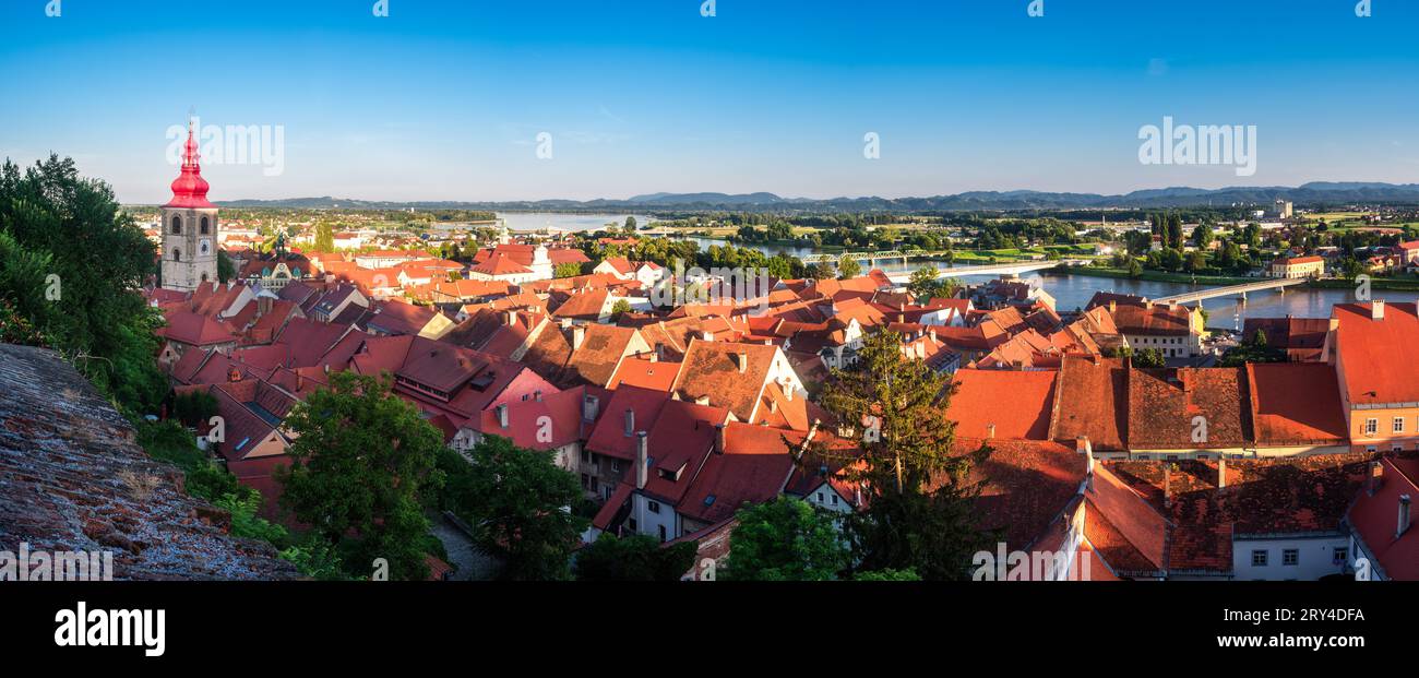 Ptuj ist die älteste Stadt des ehemaligen Herzogtums Steiermark. Es liegt in der historischen Landschaft von Spodnja Stajerska Stockfoto