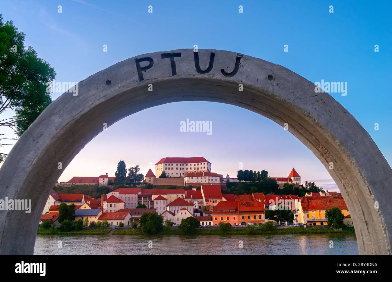 Ptuj ist die älteste Stadt des ehemaligen Herzogtums Steiermark. Es liegt in der historischen Landschaft von Spodnja Stajerska Stockfoto