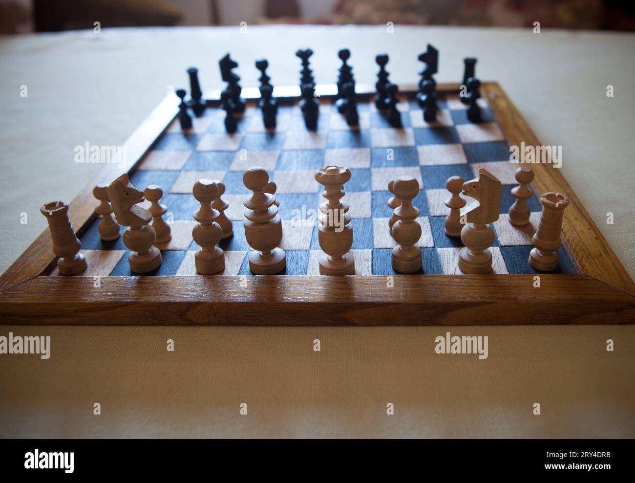 Holz gedreht Schachbrett gegen das Licht gesehen. Hintergrund des Wohnzimmers im Cottage Stockfoto