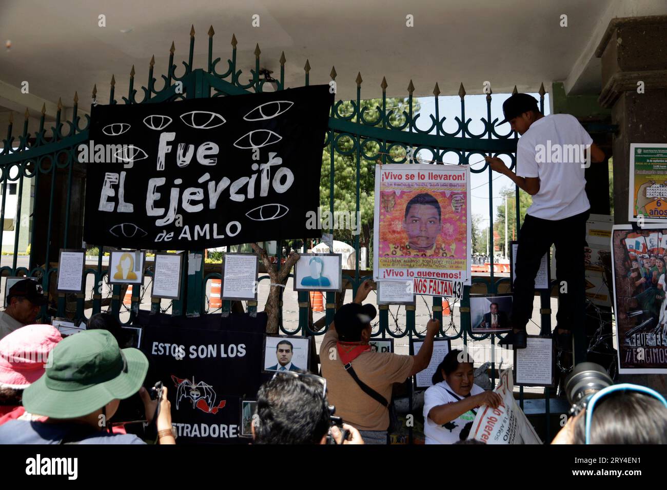 Naucalpan, Bundesstaat Mexiko, Mexiko. September 2023 28. 28. September 2023, Naucalpan, Mexiko: Studenten der Ayotzinapa Normal School bei der Pressekonferenz für den Ayotzinapa-Fall außerhalb des Militärlagers 1 in der Gemeinde Naucalpan, Bundesstaat Mexiko. Am 28. September 2023 in Naucalpan, Mexiko (Foto: Luis Barron/Eyepix Group/SIPA USA). Quelle: SIPA USA/Alamy Live News Stockfoto