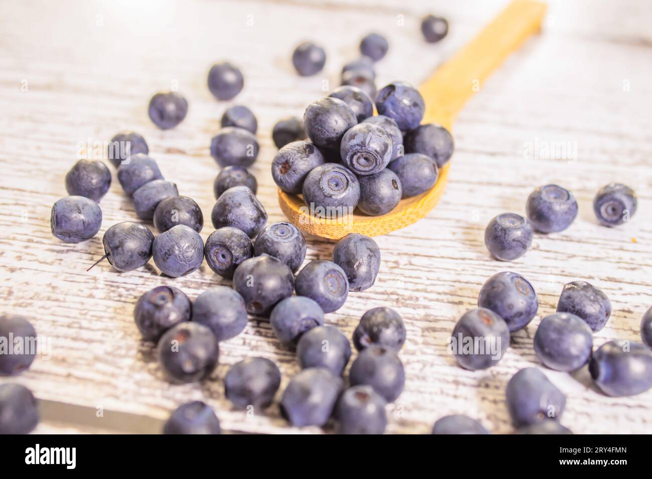 Frische süße Heidelbeerfrüchte in Holzlöffel. Dessert gesunde Lebensmittel. Gruppe von Reifen blauen saftigen Bio-Beeren. Rohe Sommerdiät. Köstliches Naturvegetar Stockfoto