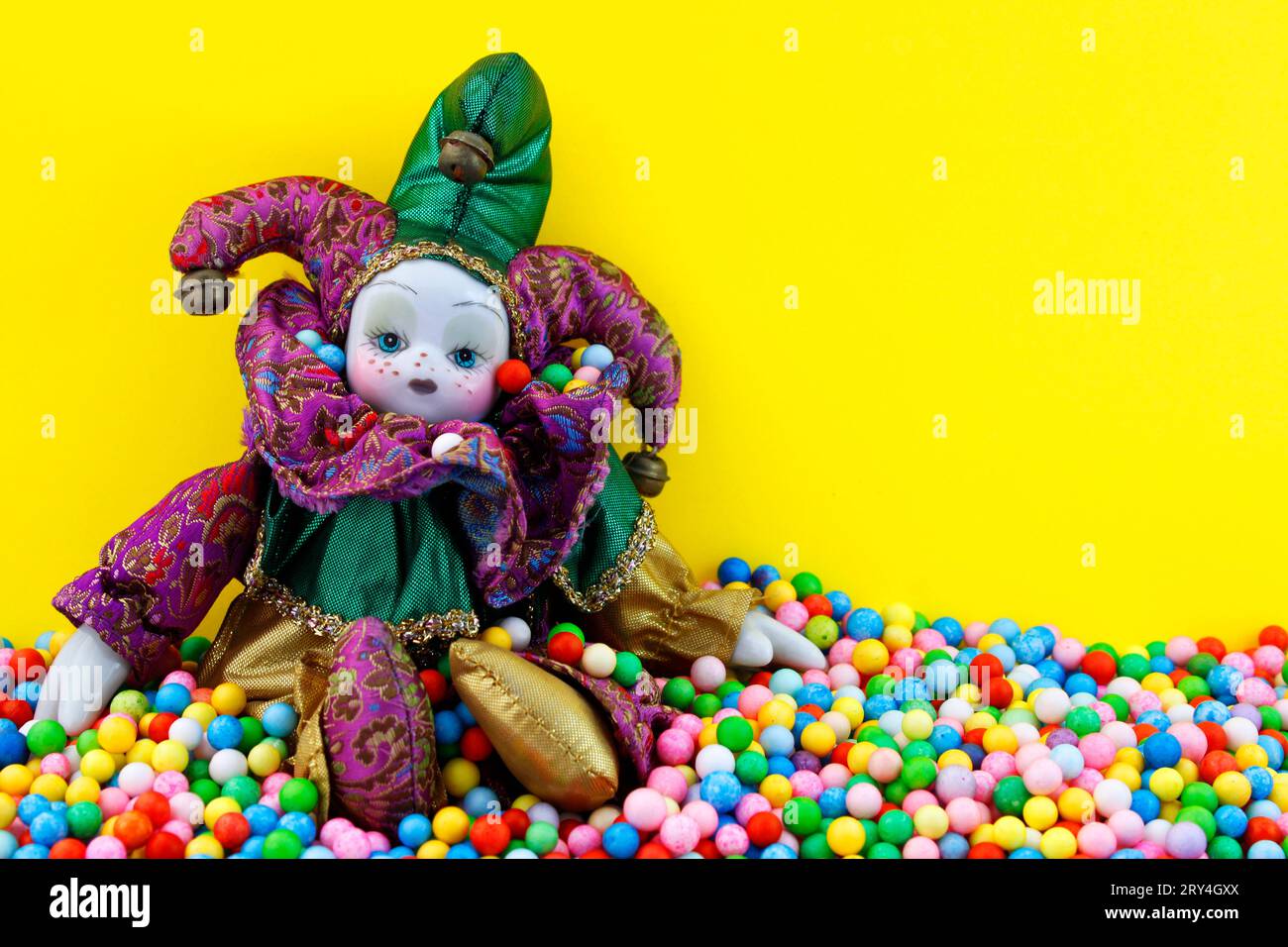 Wunderschöne Puppe aus Harlekin, Stoff und Keramik Stockfoto