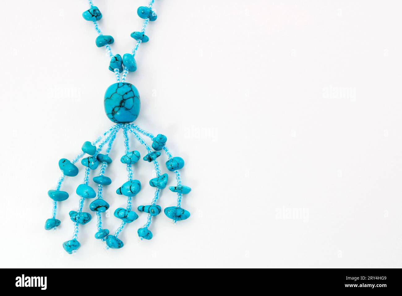 Detail einer blauen Halskette mit Kunststoffperlen Stockfoto