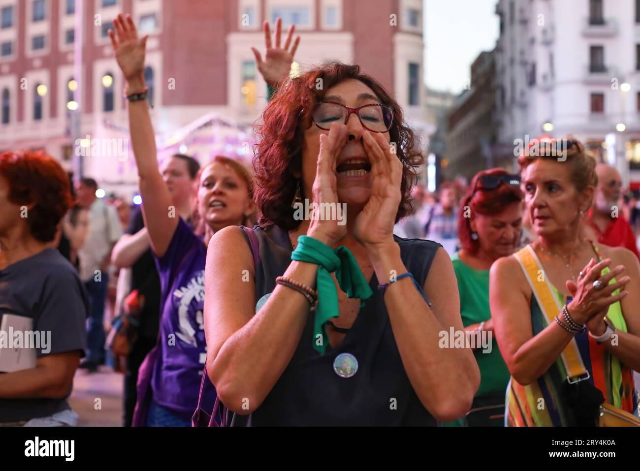 Madrid, Spanien. September 2023 28. Ein Demonstrant schreit feministische Parolen während der Demonstration im Zentrum Madrids. Anlässlich des Gedenkens an die globale Bewegung für die Entkriminalisierung der Abtreibung versammelten sich am Nachmittag des 28. September verschiedene feministische Plattformen und Verbände in Madrid. Sie tourten durch die Straßen des Zentrums der spanischen Hauptstadt. Quelle: SOPA Images Limited/Alamy Live News Stockfoto