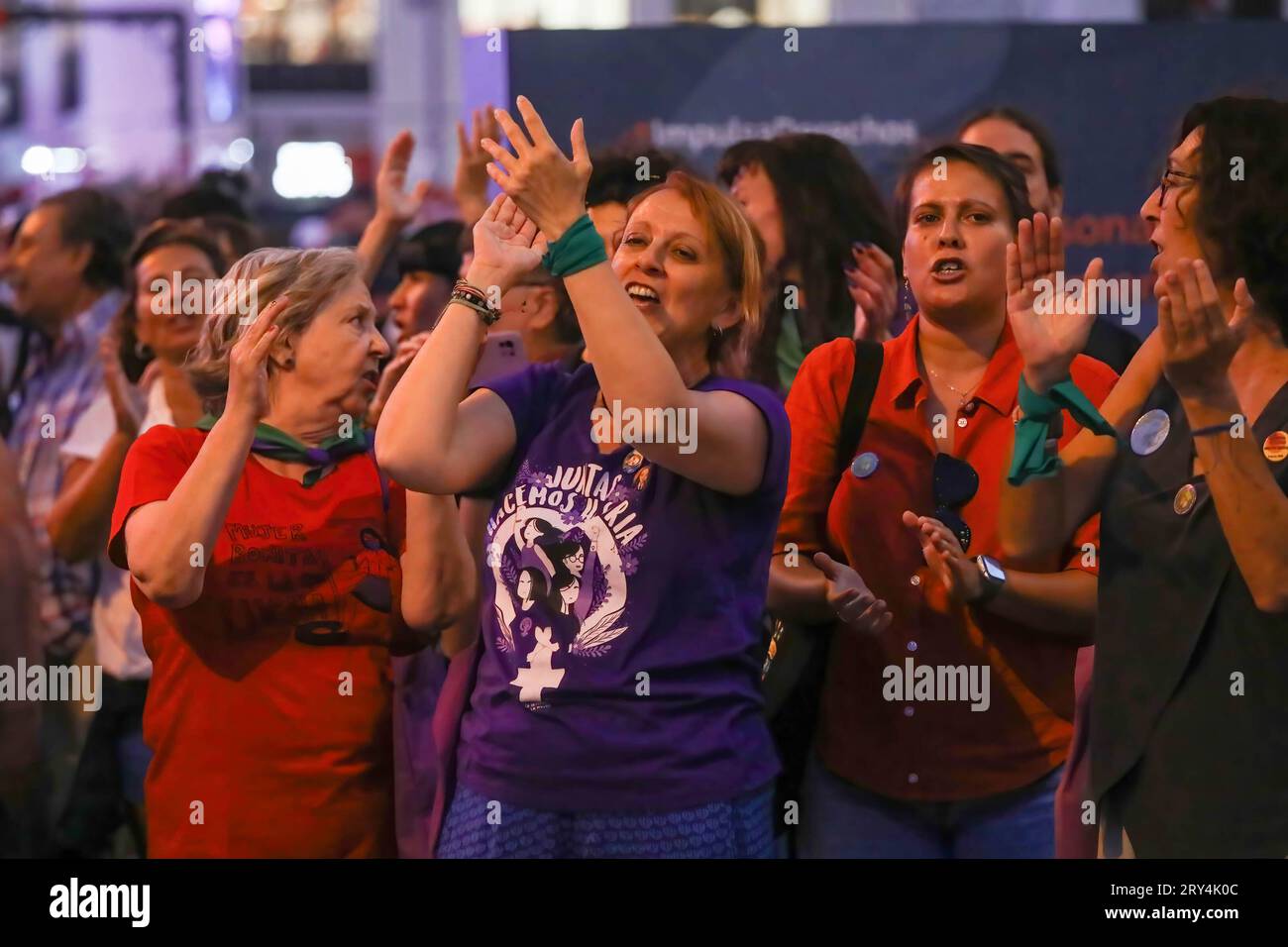 Madrid, Spanien. September 2023 28. Ein Demonstrant schreit feministische Parolen während der Demonstration im Zentrum Madrids. Anlässlich des Gedenkens an die globale Bewegung für die Entkriminalisierung der Abtreibung versammelten sich am Nachmittag des 28. September verschiedene feministische Plattformen und Verbände in Madrid. Sie tourten durch die Straßen des Zentrums der spanischen Hauptstadt. Quelle: SOPA Images Limited/Alamy Live News Stockfoto