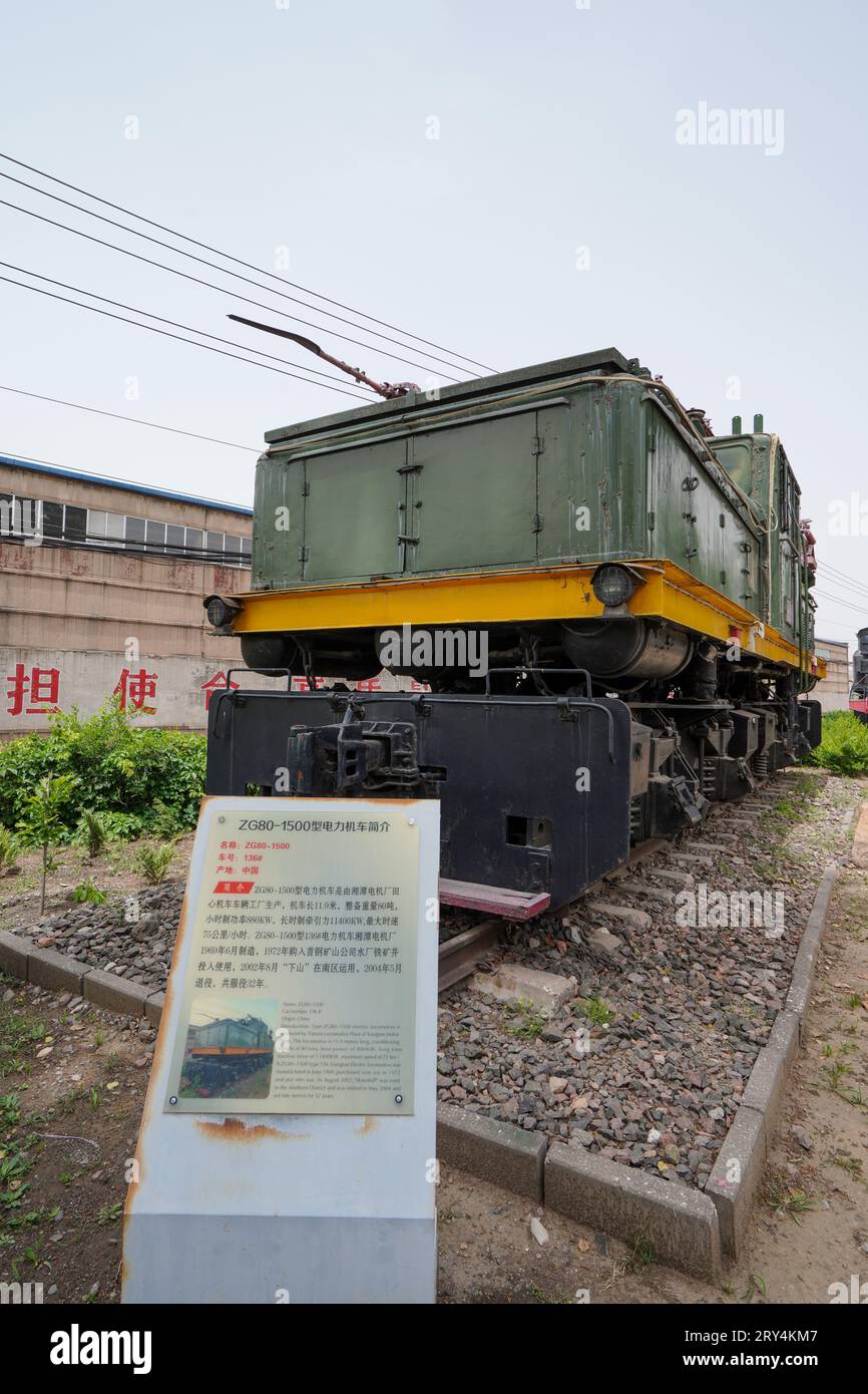 Qian'an City, China - 20. Mai 2023: Elektrolokomotive in einem Lokomotivpark. Stockfoto