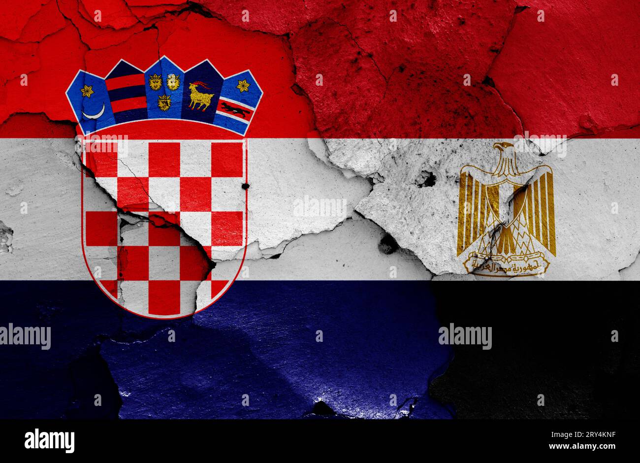 Die Flaggen Kroatiens und Ägyptens wurden auf gerissenen Wänden gemalt Stockfoto