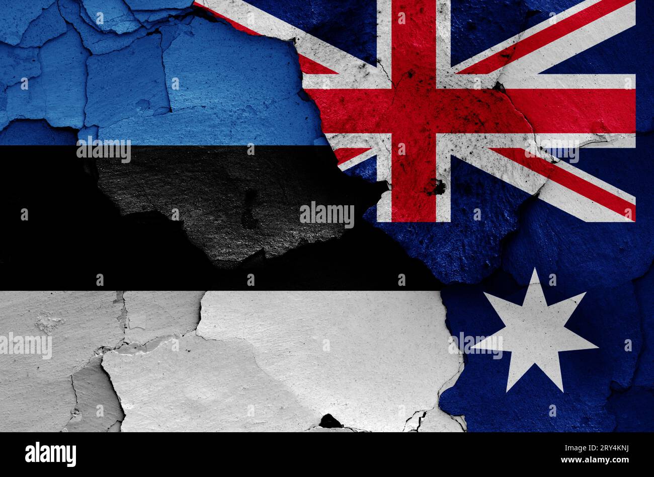 Die Flaggen Estlands und Australiens sind auf gerissenen Wänden gemalt Stockfoto