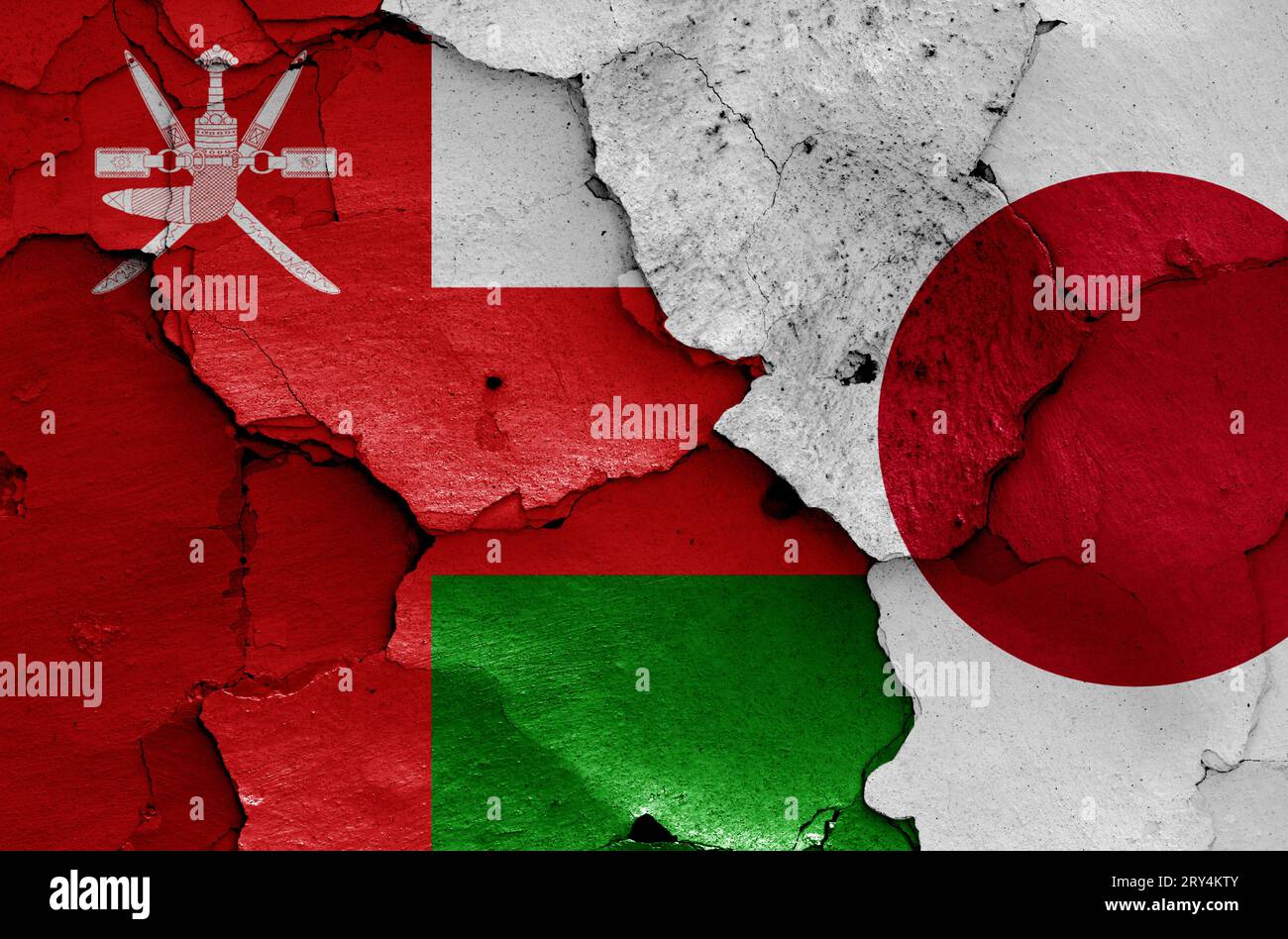 Flaggen von Oman und Japan auf gerissenen Wänden gemalt Stockfoto