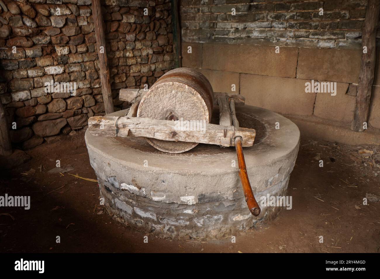 Traditionelle Steinschleifplatten im ländlichen China Stockfoto