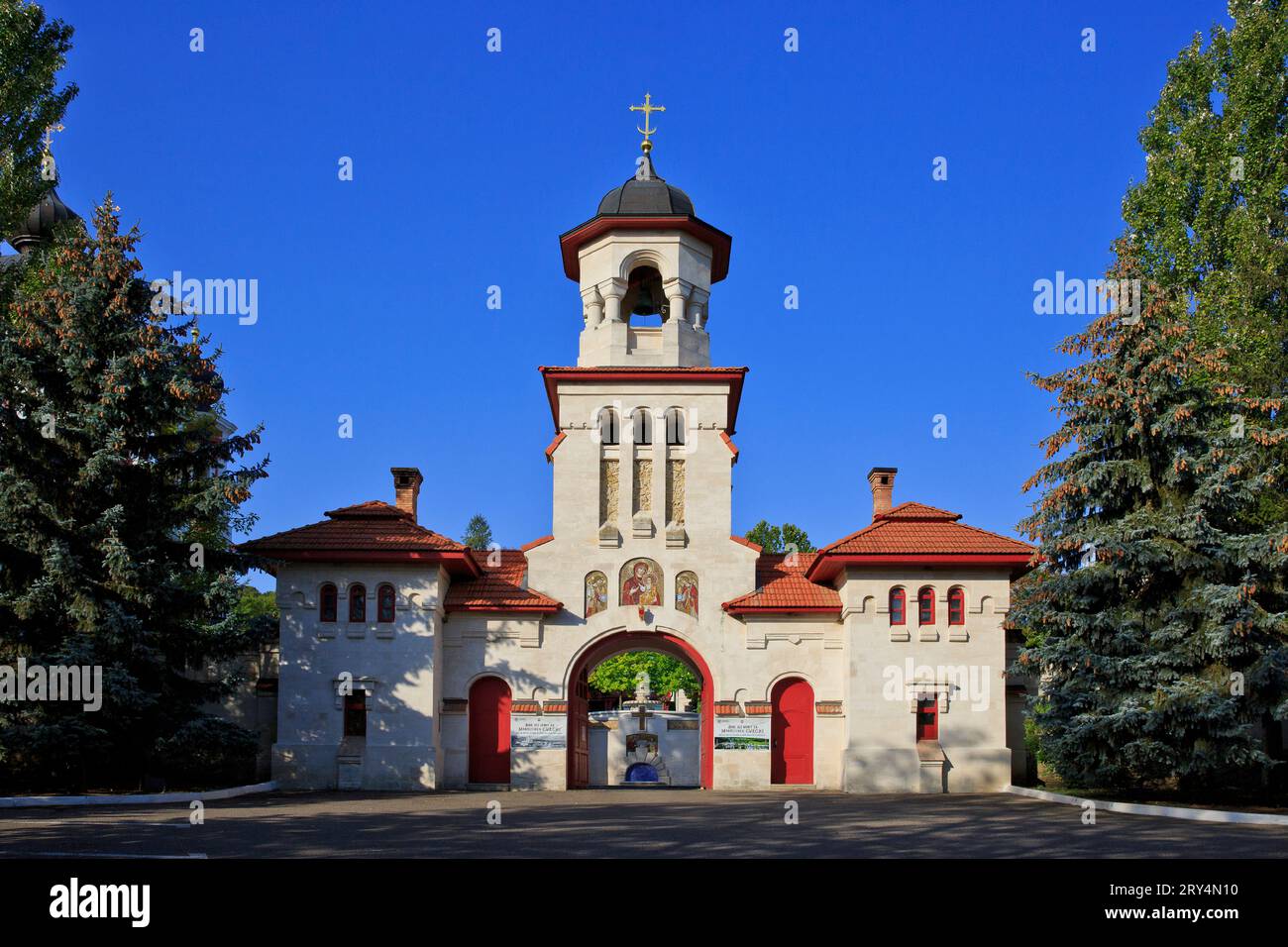 Der Haupteingang (Torhaus) zum Kloster Curchi (gegründet 1773-1775) in Curchi (Vatici), Moldau Stockfoto