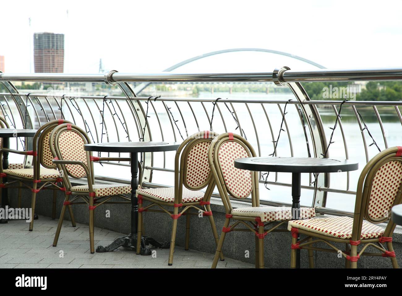 Stilvolle Stühle und Tische auf der Caféterrasse Stockfoto