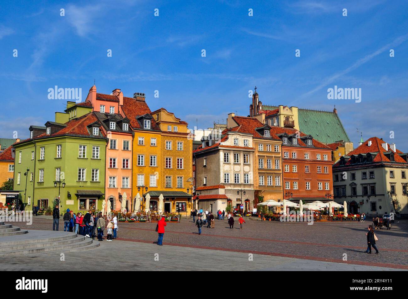 Ein weiterer sonniger Tag im Herbst am Platz Zamkowy (Königlicher Schlossplatz) mit dem Kreuz in der Erzdom-Basilika sichtbar, Warschau, Polen Stockfoto