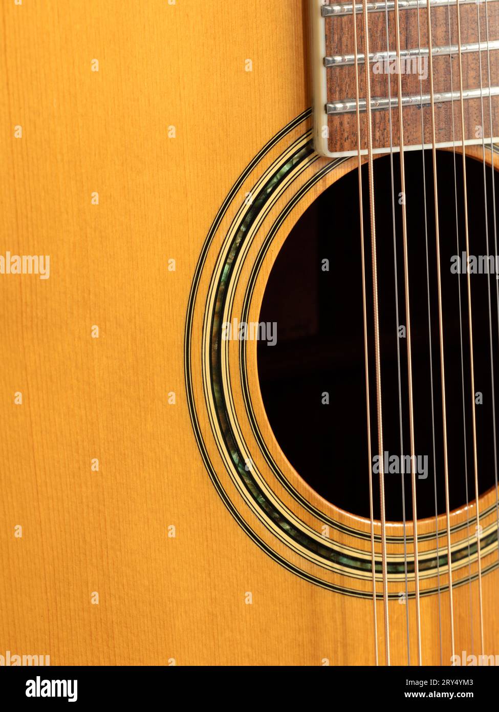 Close-up auf Joodee akustischen 12-saitigen Gitarrenkörper Stockfoto