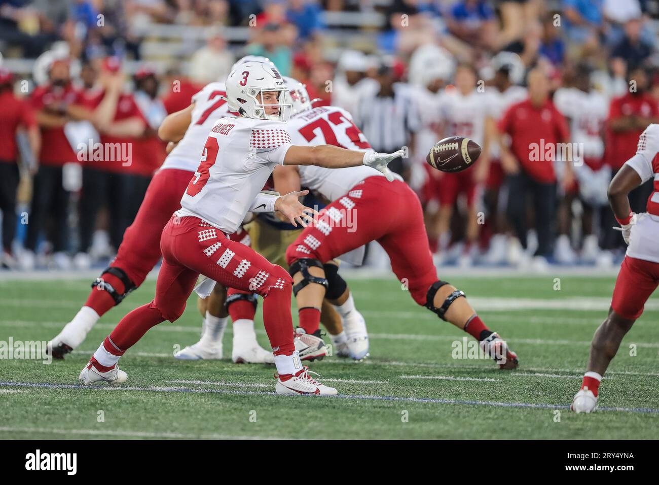 28. September 2023: Temple Owls Quarterback E.J. Warner (3) spielt den Ball im zweiten Quartal des NCAA-Fußballspiels zwischen den Temple University Owls und dem University of Tulsa Golden Hurricane im H.A. Chapman Stadium in Tulsa, OK. Ron Lane/CSM Stockfoto