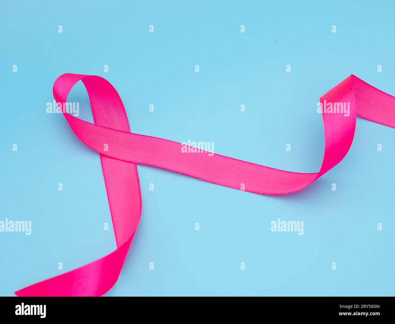 blaues Awareness-Band auf blauem Hintergrund. Konzept zur Unterstützung bei der Bekämpfung des Zervixkarzinoms. Stockfoto