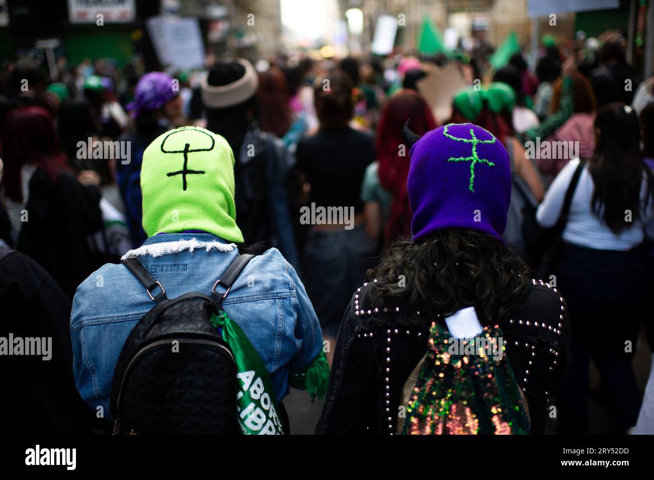 Bogota, Kolumbien. September 2023 28. Frauen nehmen am Internationalen Tag der sicheren Abtreibung in Bogota, Kolumbien, am 28. September 2023 Teil. Kolumbiens Konstitonalgericht entkriminalisierte Abtreibungen bis Woche 24 am 2022. Februar. Foto: Chepa Beltran/Long Visual Press Credit: Long Visual Press/Alamy Live News Stockfoto