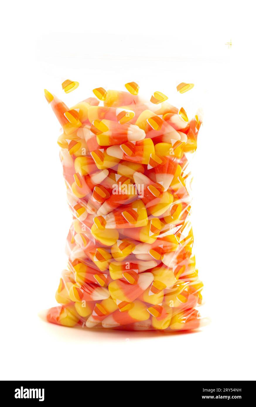 Eine transparente Tüte gefüllt mit klassischem Zuckermais isoliert auf weißem Hintergrund Stockfoto