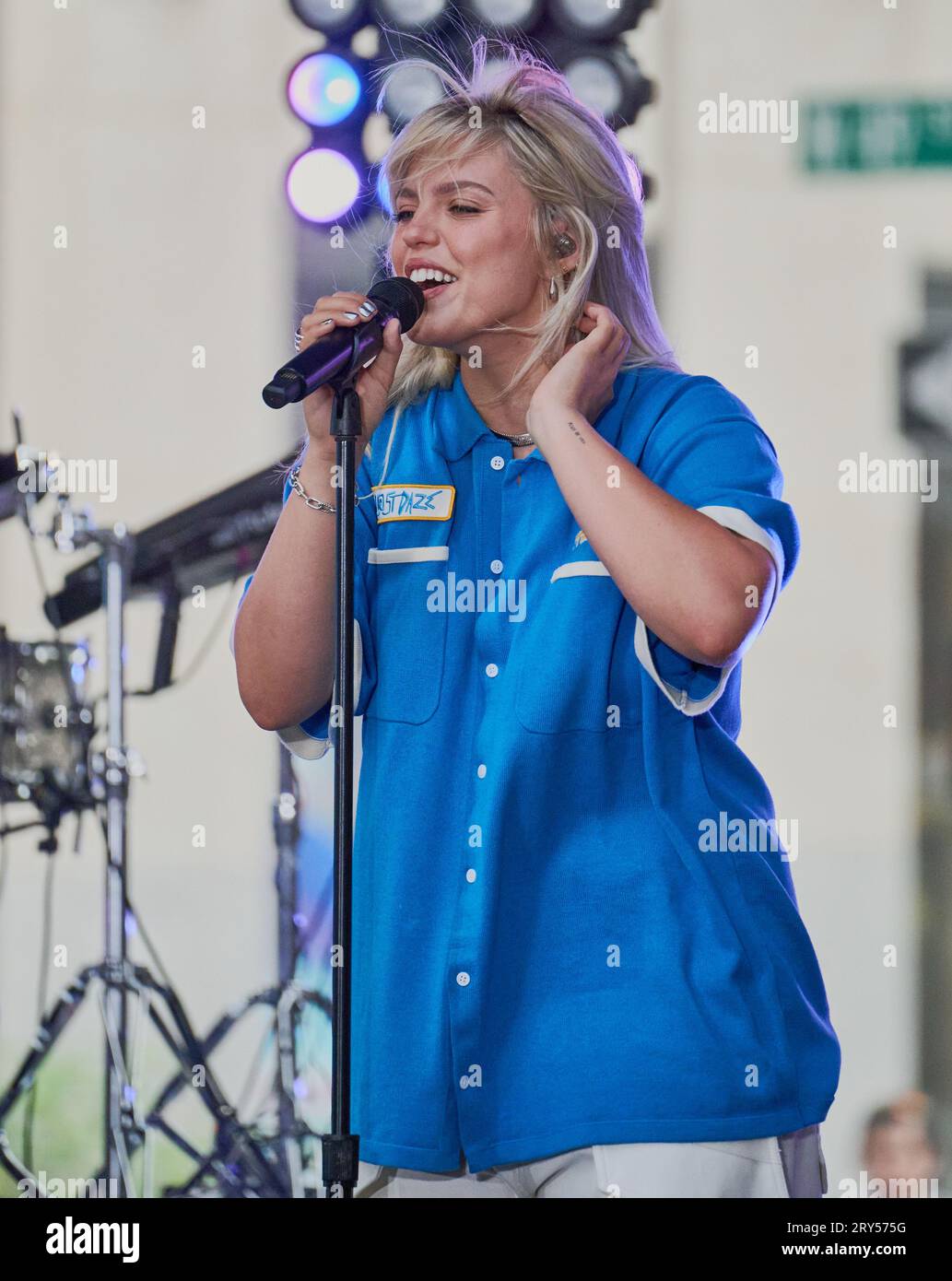 NEW YORK, NY, USA - 28. JULI 2023: Reneé Rapp spielt in der „Today“ Show Concert Series von NBC auf der Rockefeller Plaza. Stockfoto