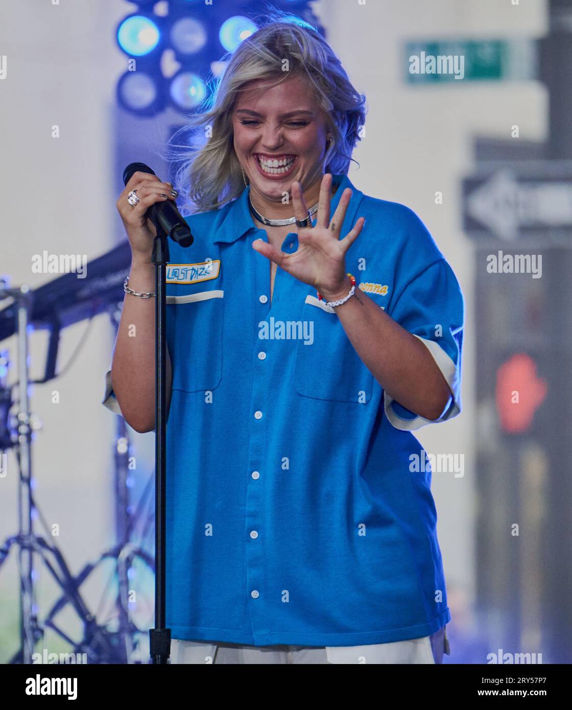 NEW YORK, NY, USA - 28. JULI 2023: Reneé Rapp spielt in der „Today“ Show Concert Series von NBC auf der Rockefeller Plaza. Stockfoto