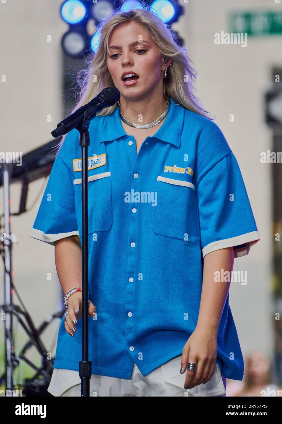 NEW YORK, NY, USA - 28. JULI 2023: Reneé Rapp spielt in der „Today“ Show Concert Series von NBC auf der Rockefeller Plaza. Stockfoto