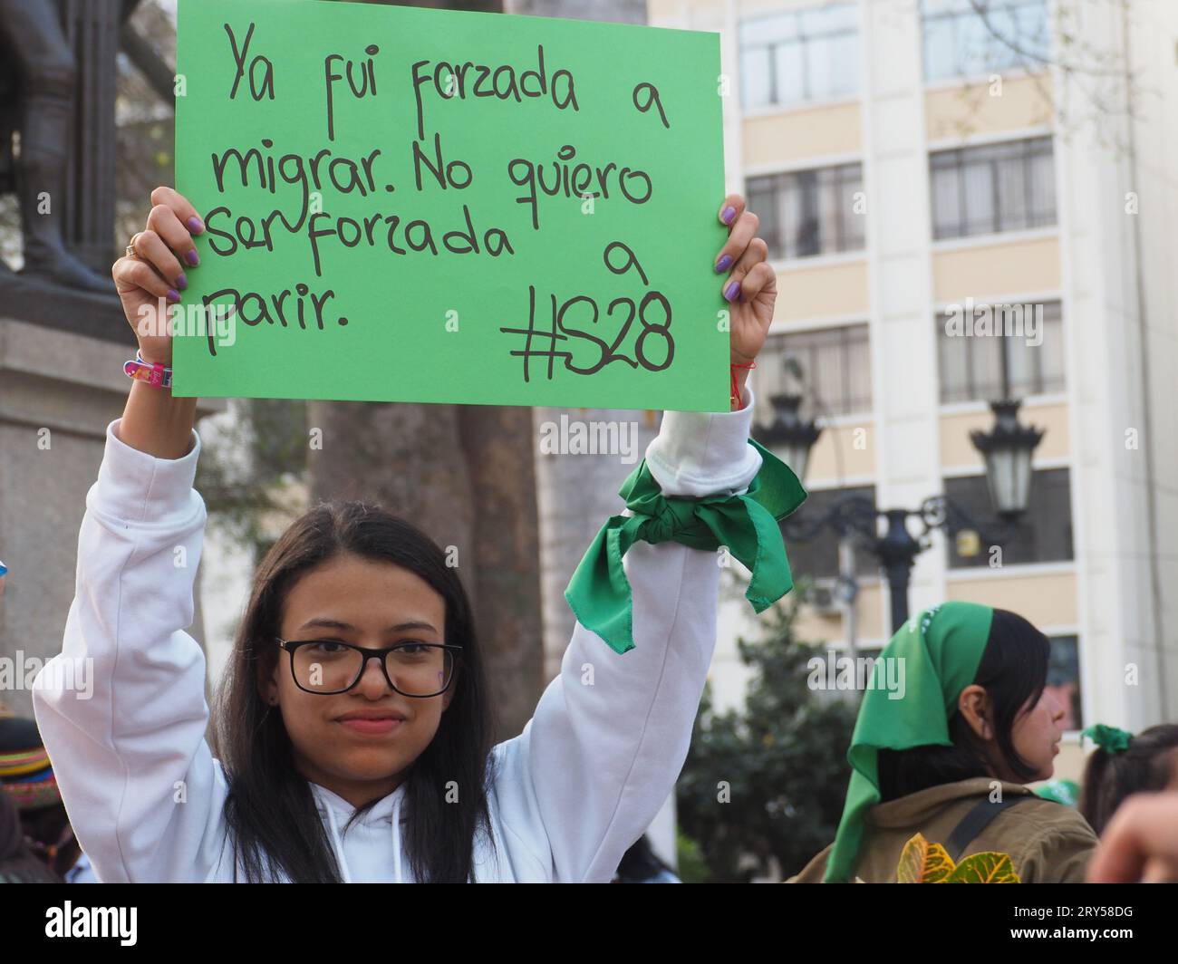 Lima, Peru. September 2023 28. "Ich war gezwungen zu migrieren, ich will nicht zur Geburt gezwungen werden" kann auf einem Stück Karton gelesen werden, wenn am Internationalen Tag der sicheren Abtreibung Hunderte von Frauen, die einen grünen Schal tragen, eine Demonstration durchführen, die legale, sichere und kostenlose Abtreibung in Peru fordert. als Teil der umfassenden Gesundheit von Mädchen, Jugendlichen, Frauen, und jeder mit der Möglichkeit der Schwangerschaft. Abtreibung in Peru, einem konservativen Land, ist illegal und strafbar Kredit: Fotoholica Press Agency/Alamy Live News Stockfoto