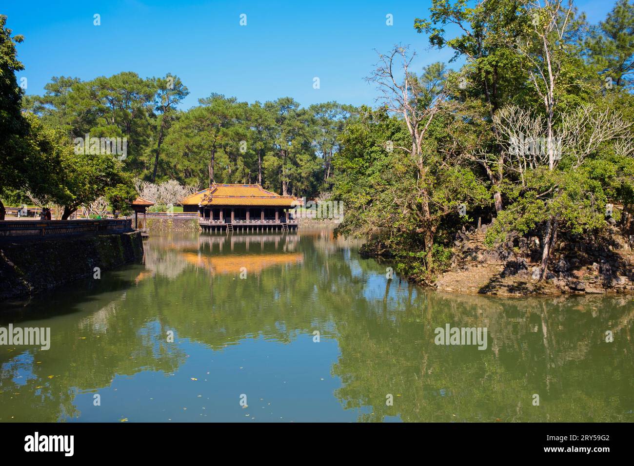 Vietnam: Der Pavillon von Xung Khiem am Luu Khiem See auf dem Gelände des Grabes von Kaiser TU Duc, Hue. Kaiser Tự Đức (22. September 1829 – 17. Juli 1883) (voller Name: Nguyễn Phúc Hồng Nhậm, auch Nguyen Phuc Thi) war der vierte Kaiser der Nguyễn-Dynastie von Vietnam und regierte von 1847–1883. Prinz Nguyễn Phúc Hồng Nhậm, der Sohn von Kaiser Thiệu Trị, folgte seinem Vater auf dem Thron, mit dem regierenden Titel Tự Đức, aber familiäre Probleme führten zu einem gewaltsamen Beginn seiner Ära. Thiệu Trị hatte seinen gemäßigteren ältesten Sohn, Hồng Bảo, übergangen, um Tự Đức den Thron zu geben. Stockfoto