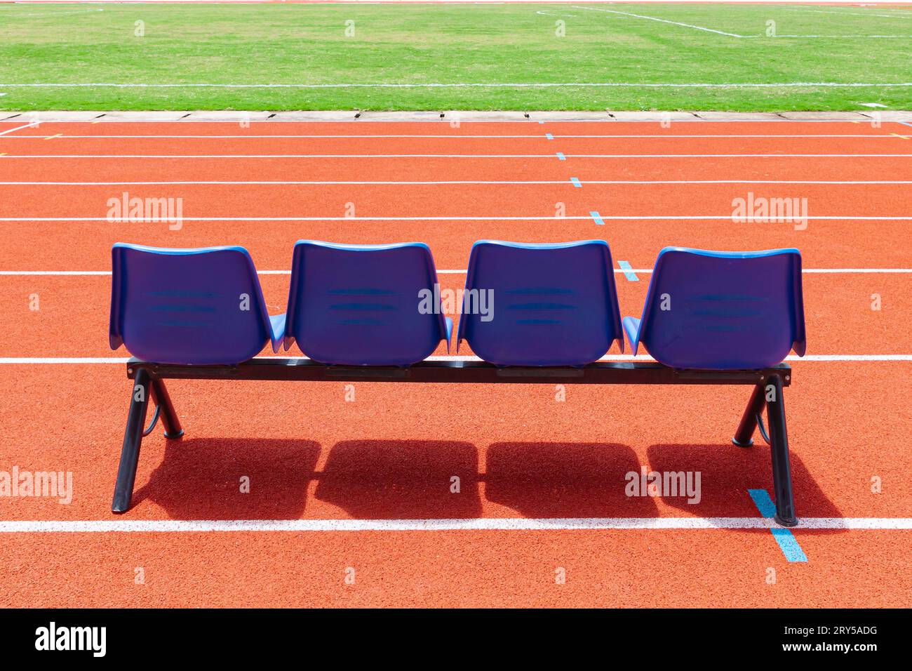 Blaue Reserve-Sitzbank für Personal, Trainer, ersetzt Spielerbank im Outdoor-Sportstadion Stockfoto