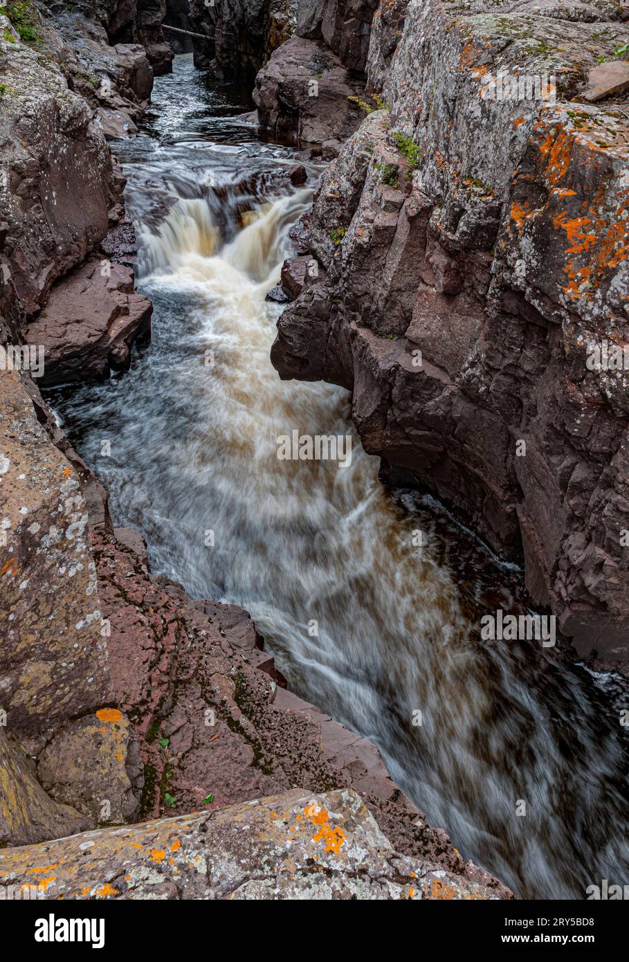 Der Cascade River fließt durch Felsenschluchten und erreicht den Lake Superior im Cascade River State Park im Cook County, Minnesota Stockfoto