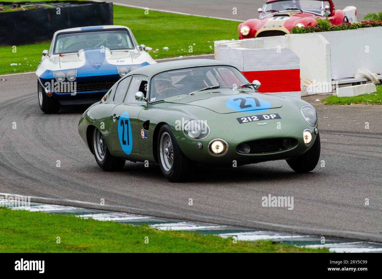 Aston Martin Project 212 Rennwagenrennen in der RAC Tourist Trophy bei der Goodwood Revival Historic Event, UK. DP212, reg 212 DP. Prototyp eines Sportwagens Stockfoto