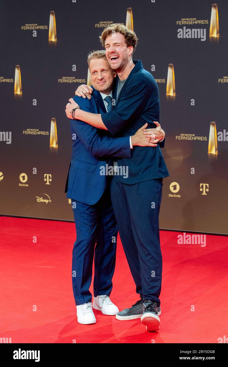 V.l. Oliver POCHER, Moderator, Luke MOCKRIDGE, Komiker, Roter Teppich, Red Carpet Show, Ankunft, Ankunft, Verleihung des Deutschen Fernsehpreises, der Deutsche Fernsehpreis 2023, Deutscher Fernsehpreis 2023 in den MMC Studios Köln, am 28.09.2023. *** V l Oliver POCHER, Moderator, Luke MOCKRIDGE, Komiker, roter Teppich, Red Carpet Show, Ankunft, Verleihung des Deutschen Fernsehpreises, Deutscher Fernsehpreis 2023, Deutscher Fernsehpreis 2023 in den MMC Studios Köln, am 28. 09 2023 Credit: Imago/Alamy Live News Stockfoto