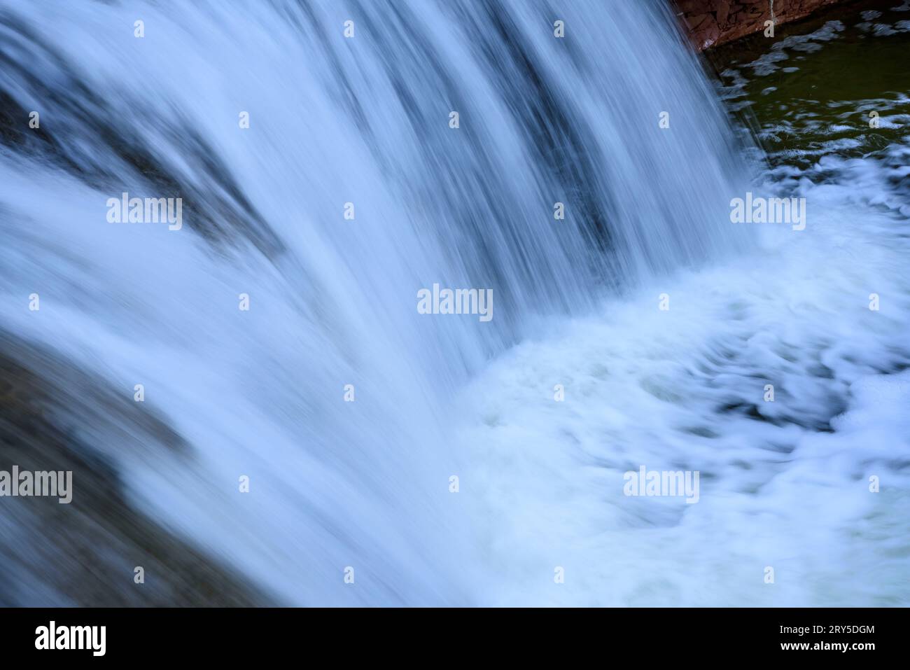 Wasserfall toll del Vidre in der Algars, im Naturpark Els Ports / Los Puertos, mit einem großen Fluss nach starken Regenfällen (Tarragona, Spanien) Stockfoto