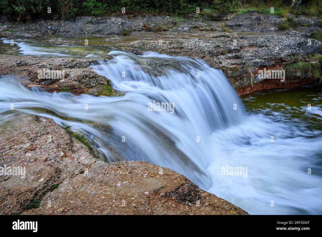 Wasserfall toll del Vidre in der Algars, im Naturpark Els Ports / Los Puertos, mit einem großen Fluss nach starken Regenfällen (Tarragona, Spanien) Stockfoto