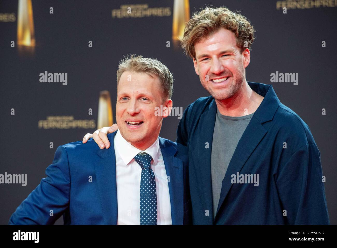 V.l. Oliver POCHER, Moderator, Luke MOCKRIDGE, Komiker, Roter Teppich, Red Carpet Show, Ankunft, Ankunft, Verleihung des Deutschen Fernsehpreises, der Deutsche Fernsehpreis 2023, Deutscher Fernsehpreis 2023 in den MMC Studios Köln, am 28.09.2023. *** V l Oliver POCHER, Moderator, Luke MOCKRIDGE, Komiker, roter Teppich, Red Carpet Show, Ankunft, Verleihung des Deutschen Fernsehpreises, Deutscher Fernsehpreis 2023, Deutscher Fernsehpreis 2023 in den MMC Studios Köln, am 28. 09 2023 Credit: Imago/Alamy Live News Stockfoto