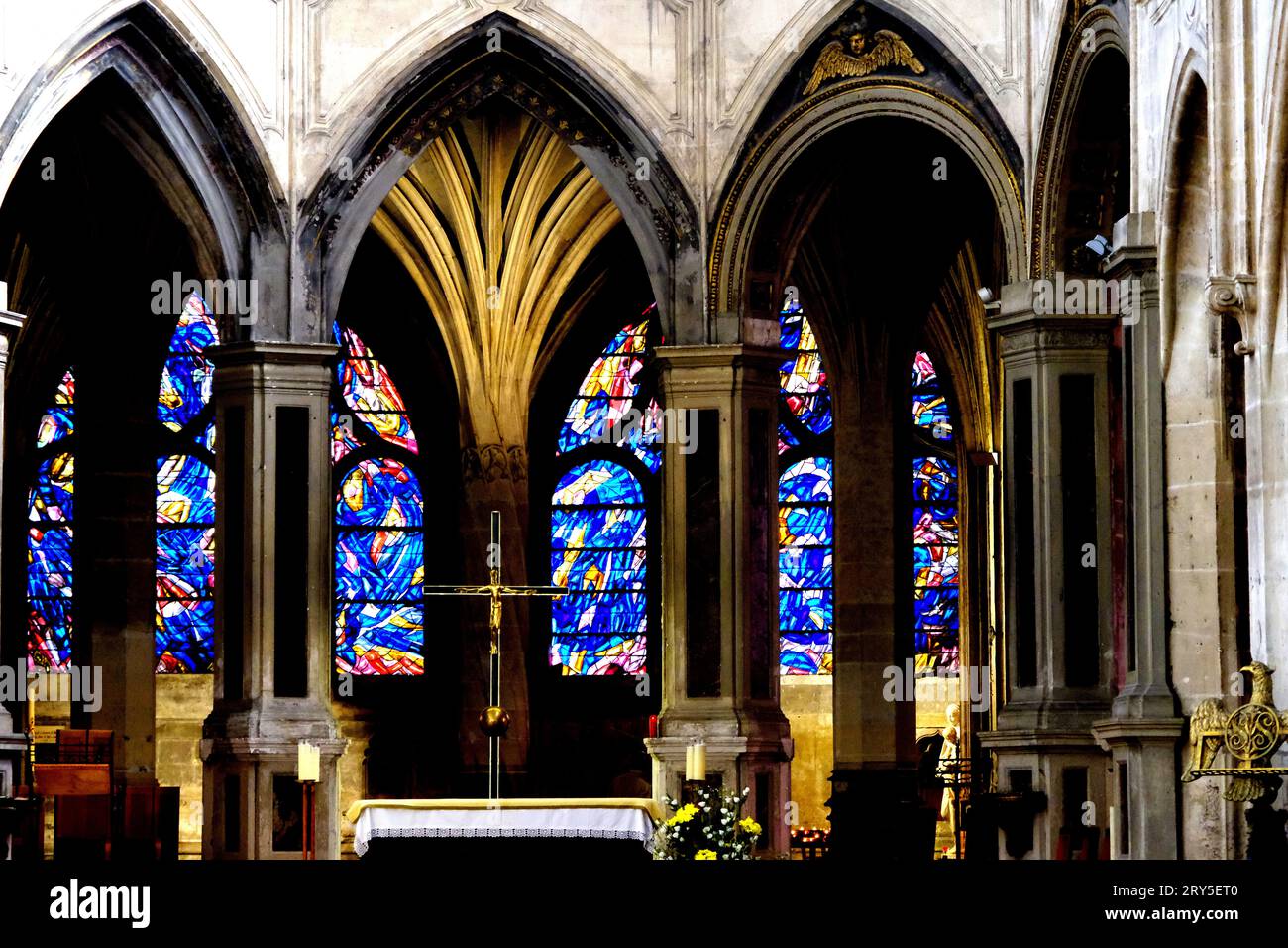 Altar und Buntglasfenster in der Kirche Saint Severin in Paris Frankreich Stockfoto