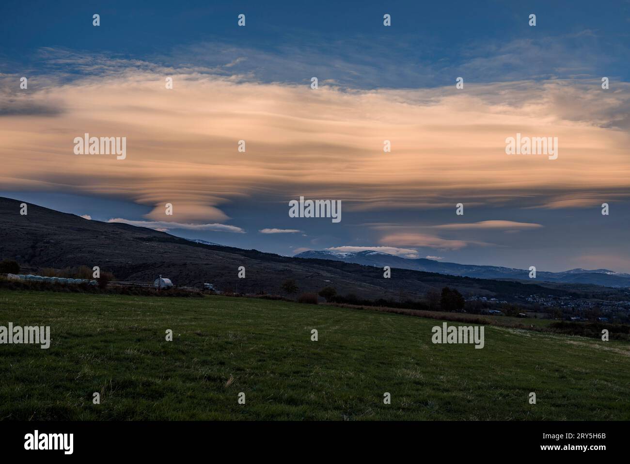 Windige Wolken über dem Cerdanya-Tal bei einem herbstlichen Sonnenuntergang (Cerdanya, Girona, Katalonien, Spanien, Pyrenäen) ESP: Nubes de viento sobre la Cerdanya España Stockfoto