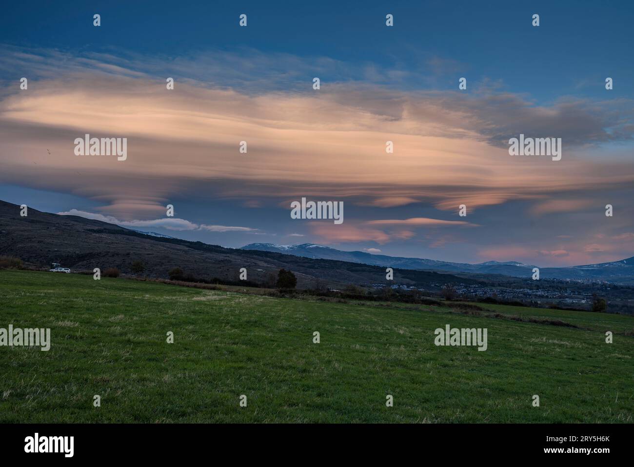 Windige Wolken über dem Cerdanya-Tal bei einem herbstlichen Sonnenuntergang (Cerdanya, Girona, Katalonien, Spanien, Pyrenäen) ESP: Nubes de viento sobre la Cerdanya España Stockfoto