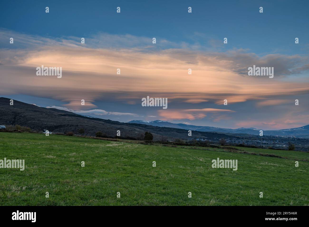 Windige Wolken über dem Cerdanya-Tal bei einem herbstlichen Sonnenuntergang (Cerdanya, Girona, Katalonien, Spanien, Pyrenäen) ESP: Nubes de viento sobre la Cerdanya España Stockfoto