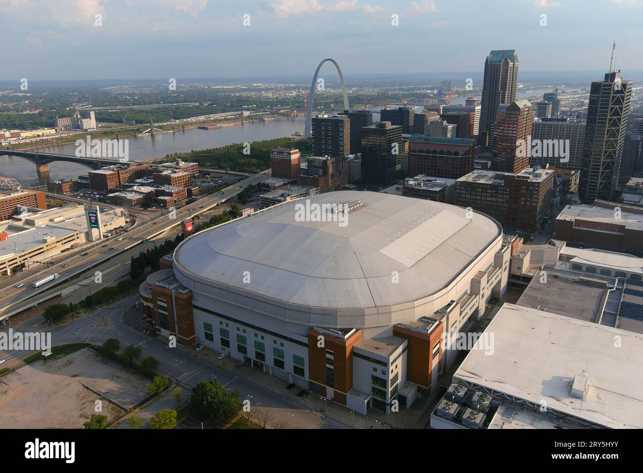 Eine allgemeine Gesamtansicht der Kuppel im America's Center und Gateway Arch, Donnerstag, 21. September 2023, in St. Louis. Stockfoto
