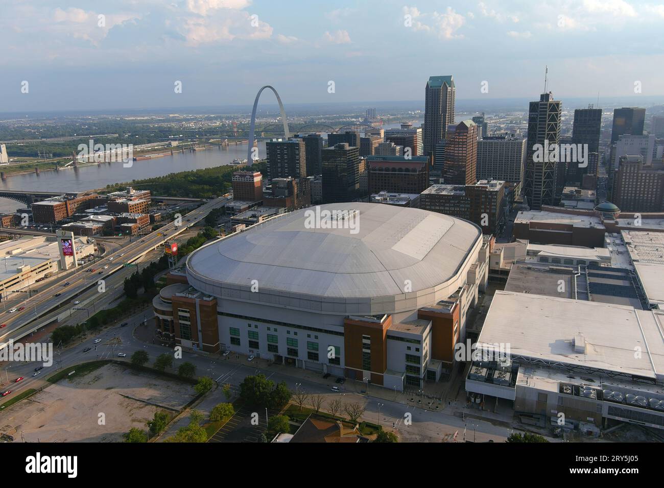 Eine allgemeine Luftaufnahme des Kuppels im America's Center, Donnerstag, 21. September 2023, in St. Louis. Stockfoto