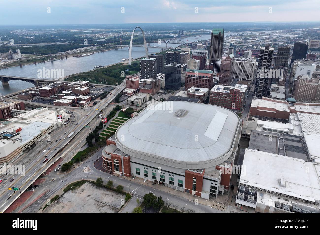 Eine allgemeine Gesamtansicht der Kuppel im America's Center und Gateway Arch, Donnerstag, 21. September 2023, in St. Louis. Stockfoto