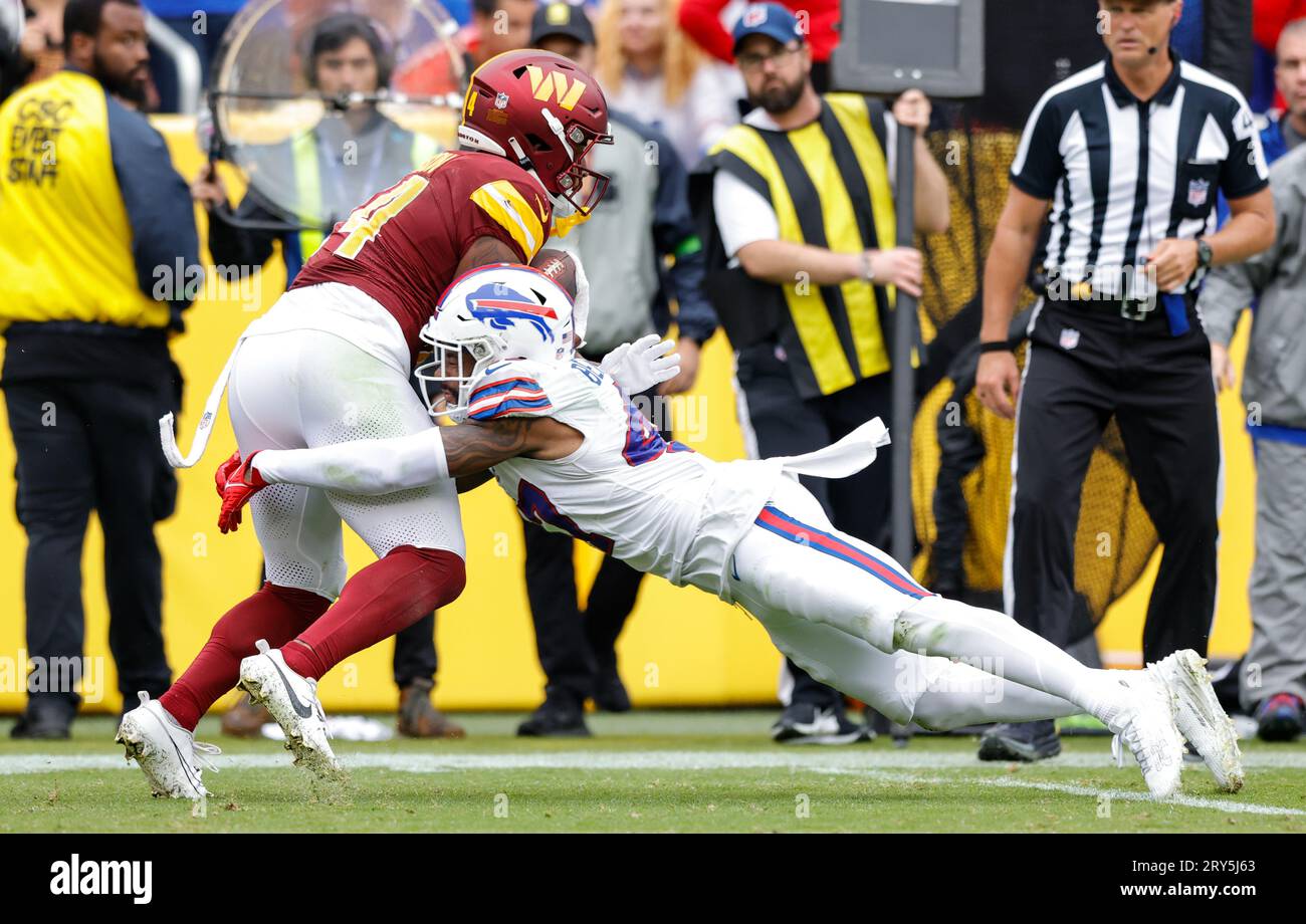 Washington Commanders lief Antonio Gibson (24) mit dem Carry zurück, hielt aber am 24. September 2023 bei FedEx Field in Landover MD an der Ecke von Buffalo Bills zurück Christian Bedford (47). Die Bills besiegten die Commanders 37:3. (Alyssa Howell/Bild des Sports) Stockfoto