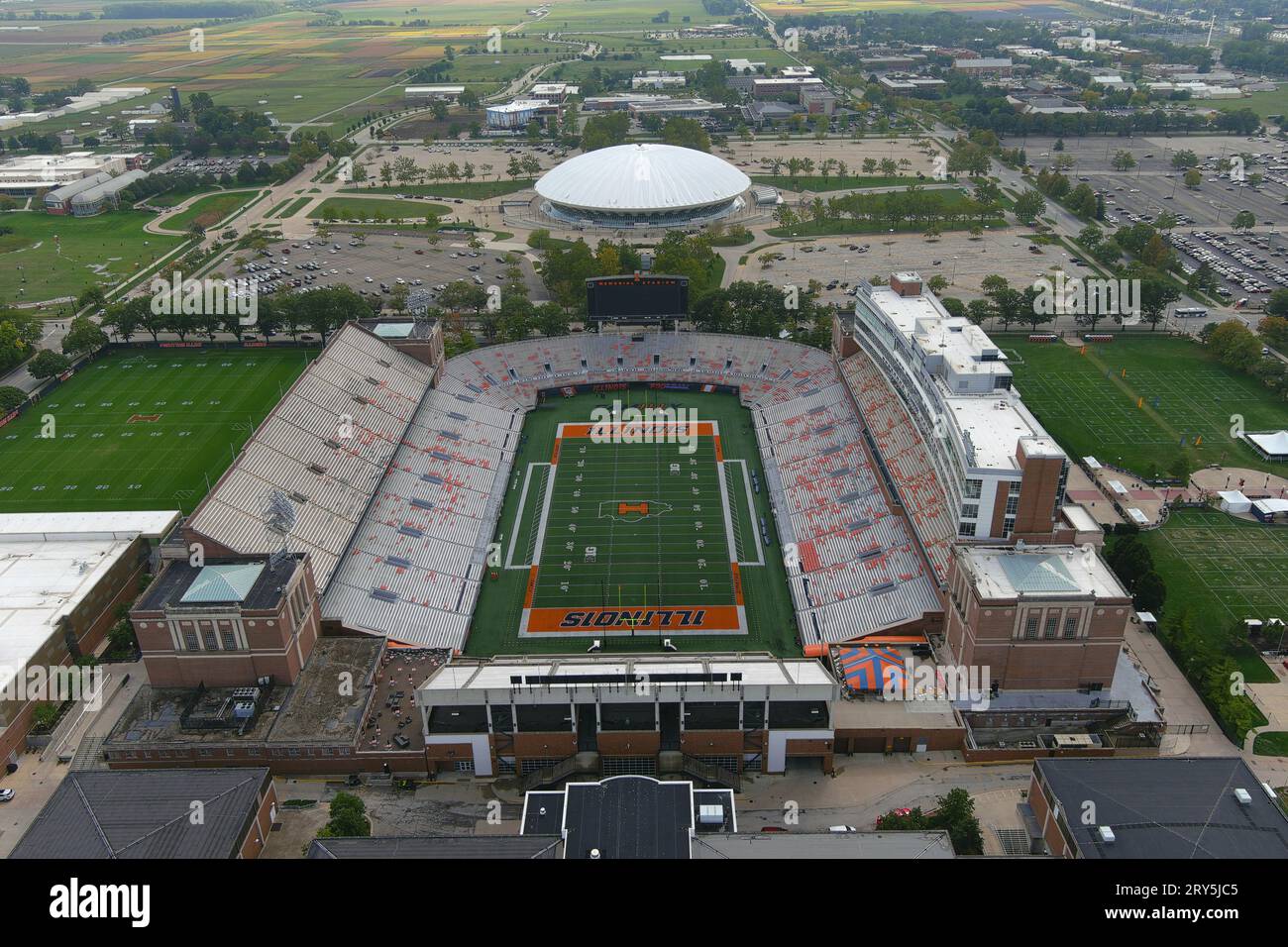 Eine allgemeine Gesamtansicht des Memorial Stadions auf dem Campus der University of Illinois Urbana-Champaign, Donnerstag, 21. September 2023, in Champaign, Abb. Stockfoto