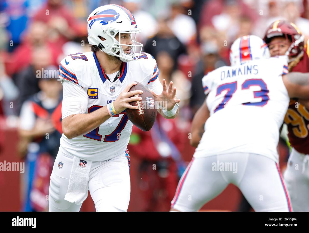 Buffalo Bills Quarterback Josh Allen (17) zog aus der Tasche, um am 24. September 2023 im FedEx Field in Landover MD gegen die Washington Commanders einen Pass zu bekommen. Die Bills besiegten die Commanders 37:3. (Alyssa Howell/Bild des Sports) Stockfoto