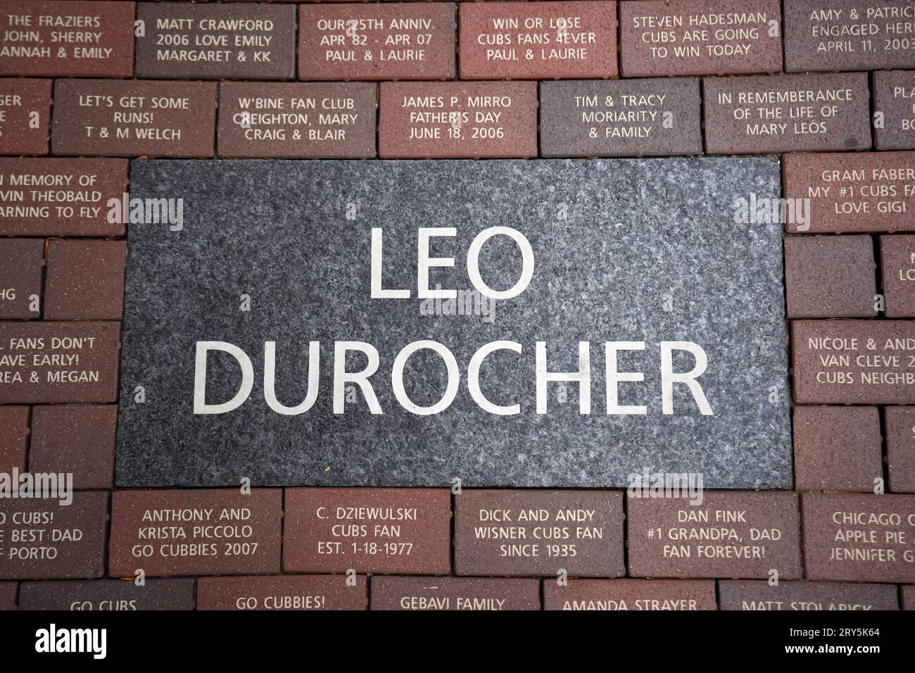 Eine Gedenktafel des ehemaligen Managers Leo Durocher der Chicago Cubs in der Fassade des Wrigley Field Baseball Stadions, Donnerstag, 21. September 2023, in Chicago. Stockfoto