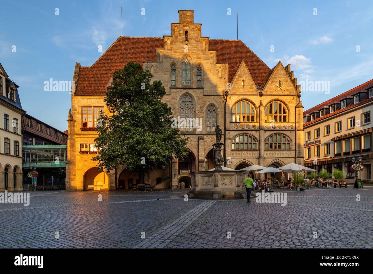 Historische Gebäude und Rathaus auf dem Marktplatz in Hildesheim Stockfoto