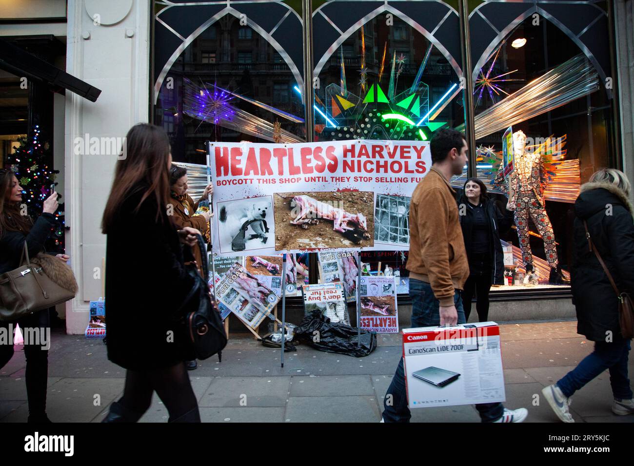 Tierschutzproteste vor Harvey Nichols London am 30. November 2013 Stockfoto