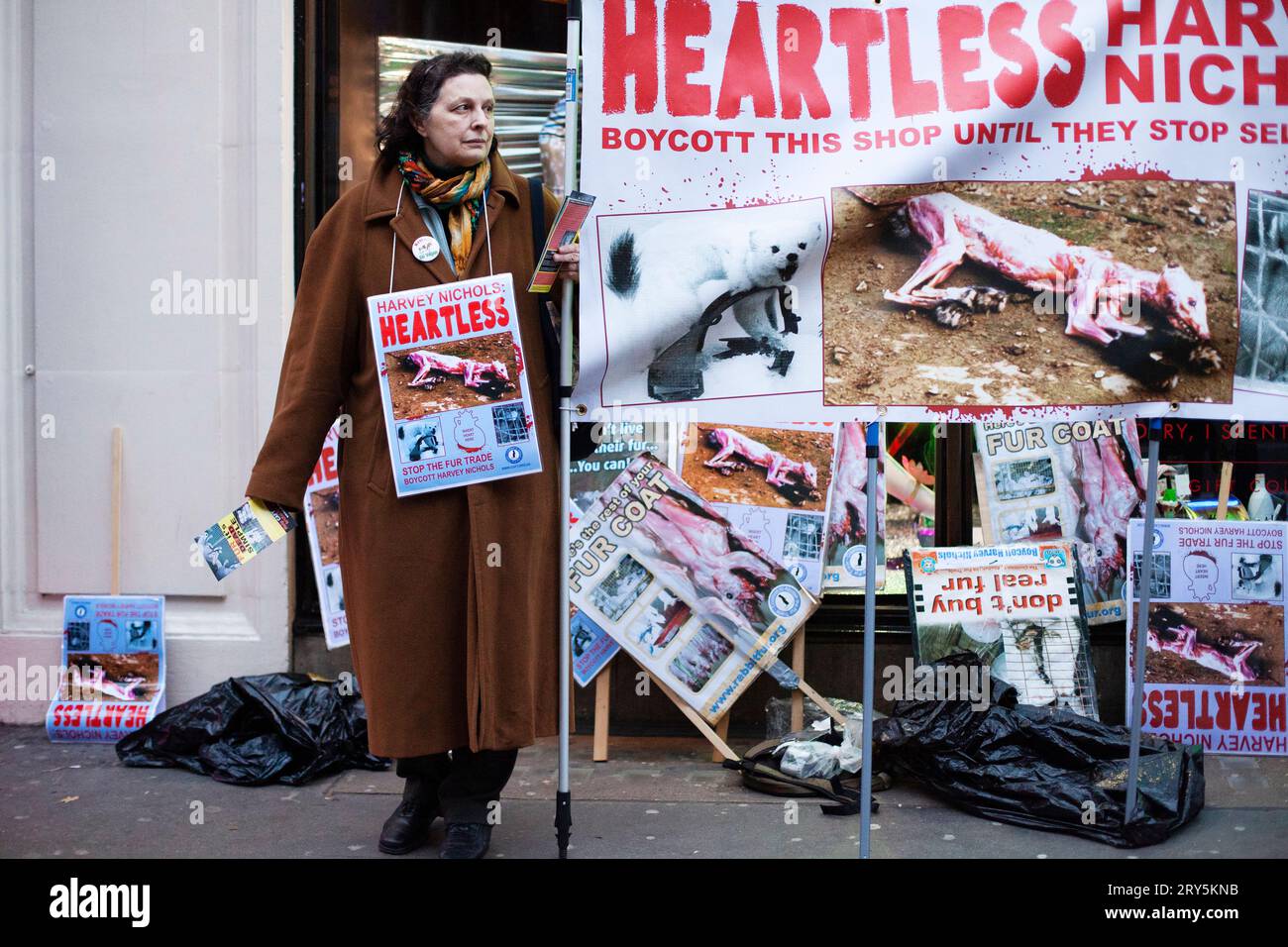 Tierschutzproteste vor Harvey Nichols London am 30. November 2013 Stockfoto