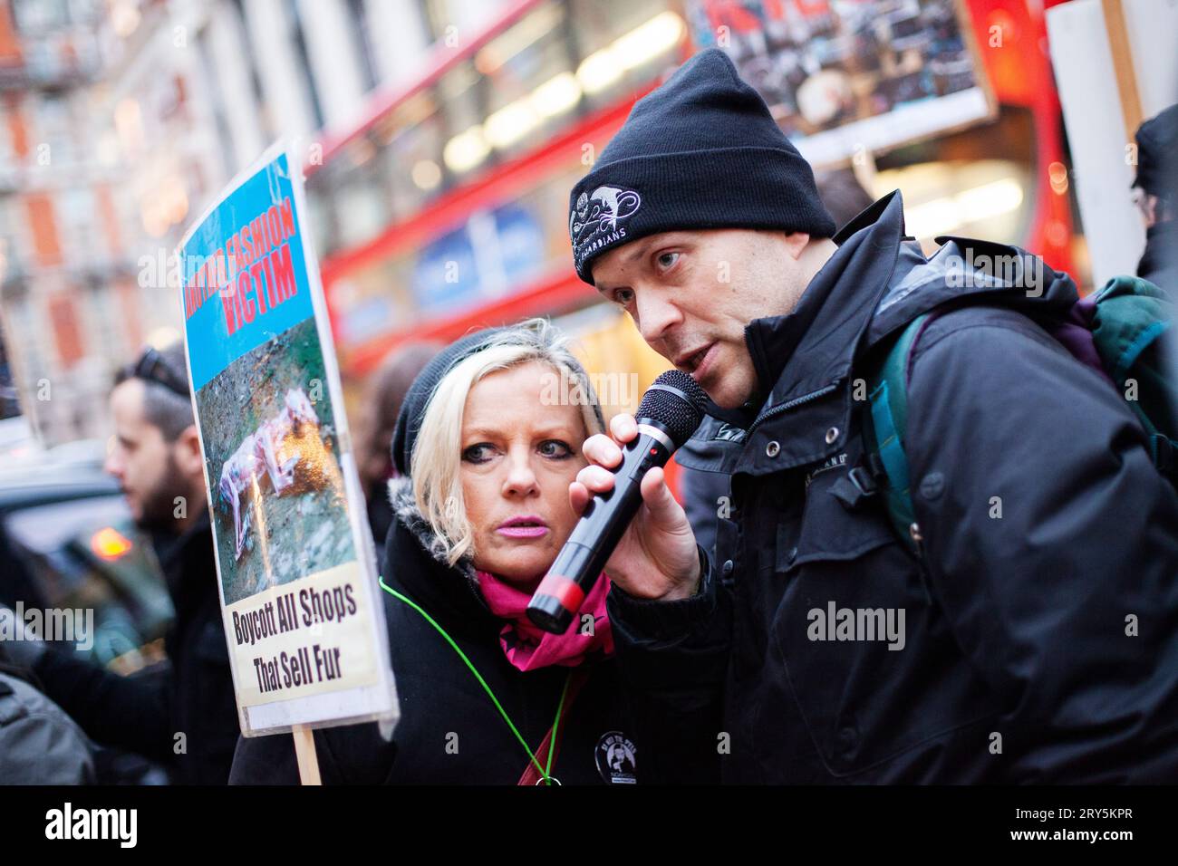 Tierschutzproteste vor Harvey Nichols London 2013 - Taji-Delphin-Verteidiger Stockfoto